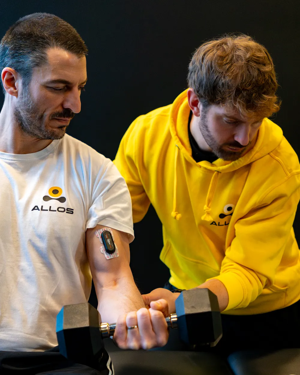 Giacomo Radici allo studio Allos segue un esercizio con il manubrio e l'EMG di superficie