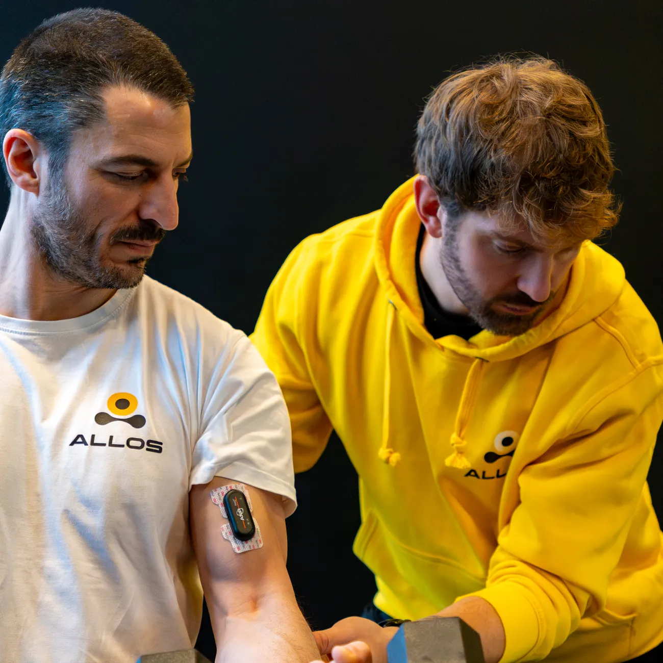 Un esercizio con il manubrio e l'EMG di superficie allo studio Allos