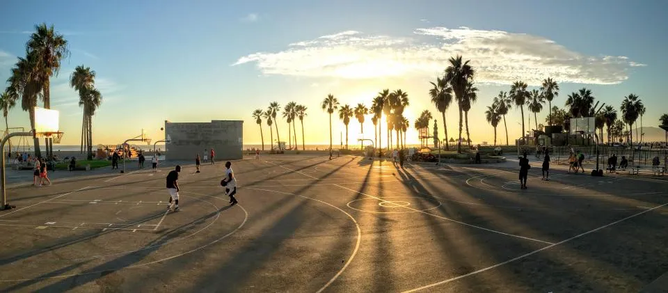 Un campo da basket all'aperto, al tramonto