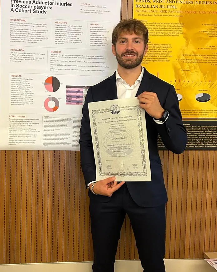 Giacomo Radici con il diploma del master in fisioterapia sportiva