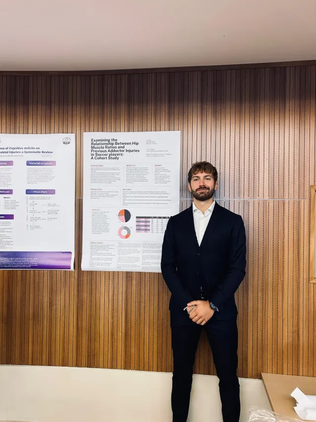 Giacomo Radici accanto al poster del suo studio