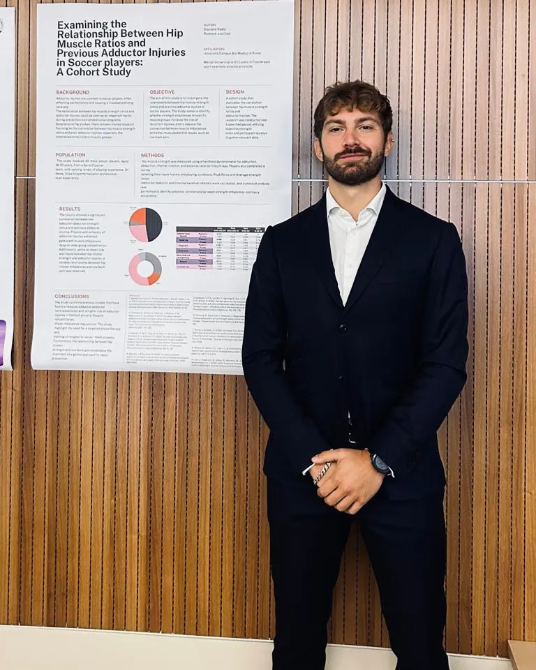 Giacomo Radici accanto al poster del suo studio sugli adduttori nei calciatori