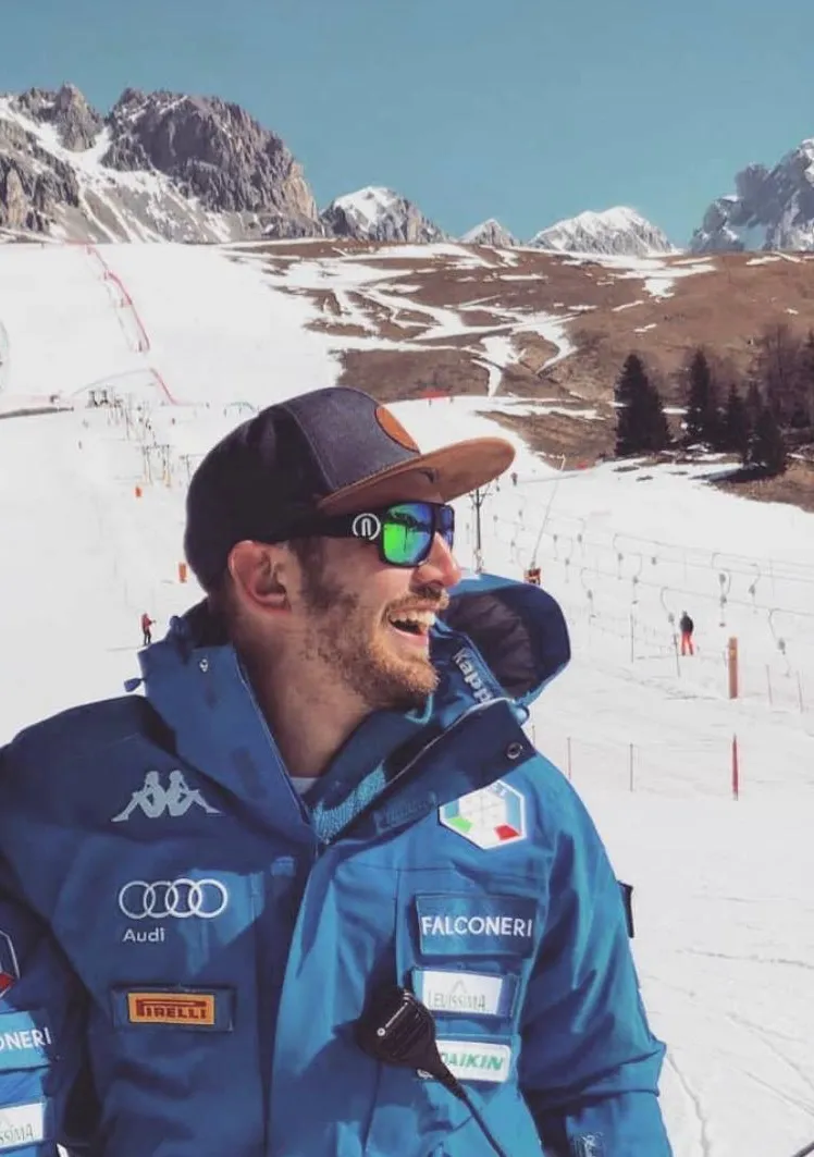 Giacomo Radici sulle piste con la giacca della nazionale italiana di sci