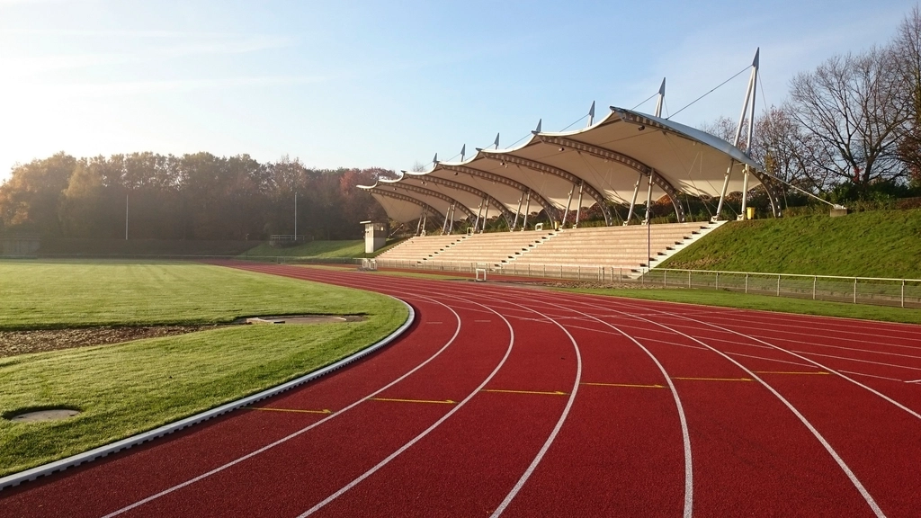 Una pista di atletica vuota, di giorno